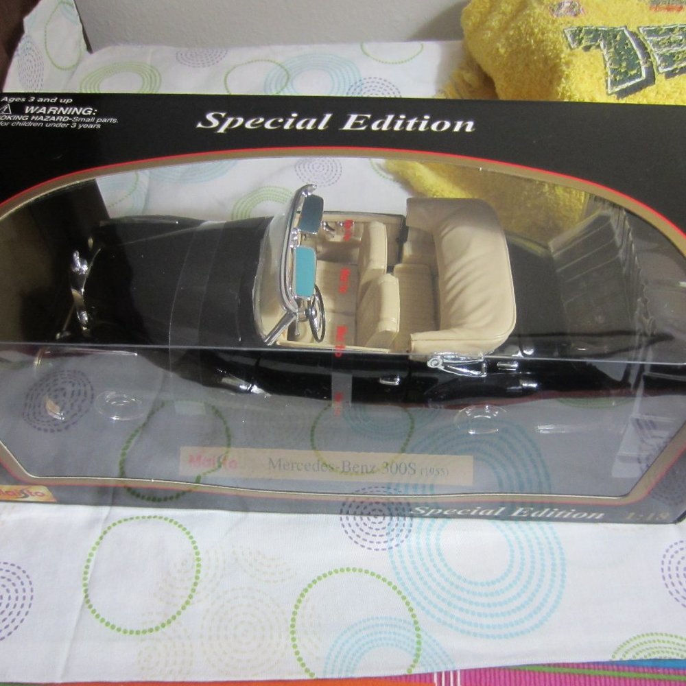 MAISTO-MERCEDESS-BENZ 300S (1955) SPECIAL EDITION CAR IN DISPLAY CASE